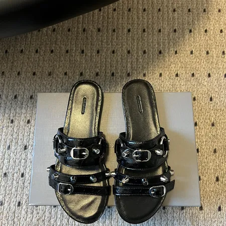 バレンシアガ スリッパ