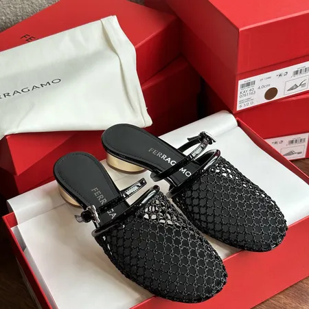 フェラガモ スリッパ