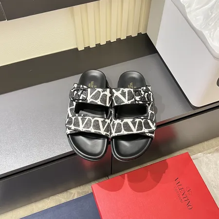 ヴァレンティノ スリッパ
