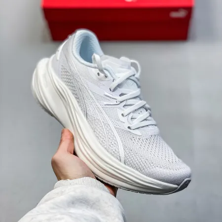 プーマ スニーカー