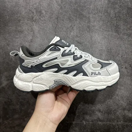 フィラ スニーカー