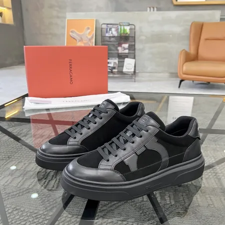 フェラガモ カジュアルシューズ