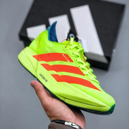 アディダス スニーカー