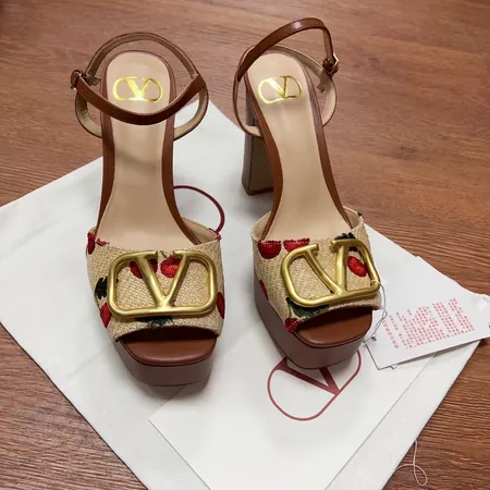 ヴァレンティノ サンダル