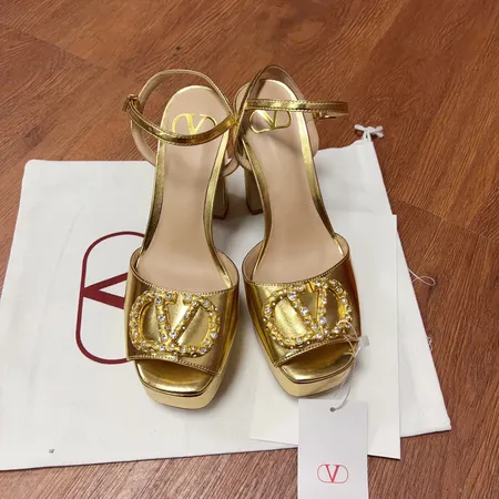 ヴァレンティノ サンダル