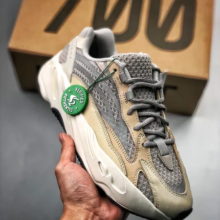 アディダス スニーカー