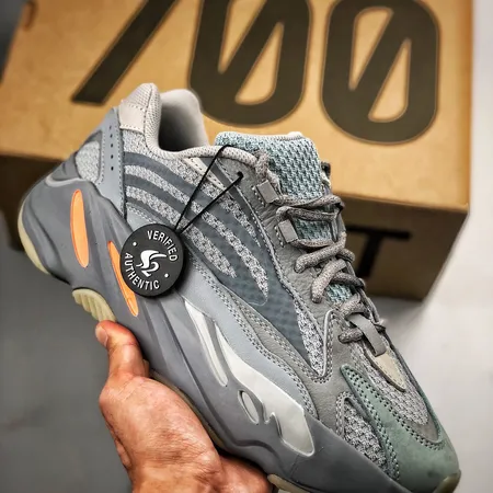 アディダス スニーカー