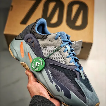 アディダス スニーカー