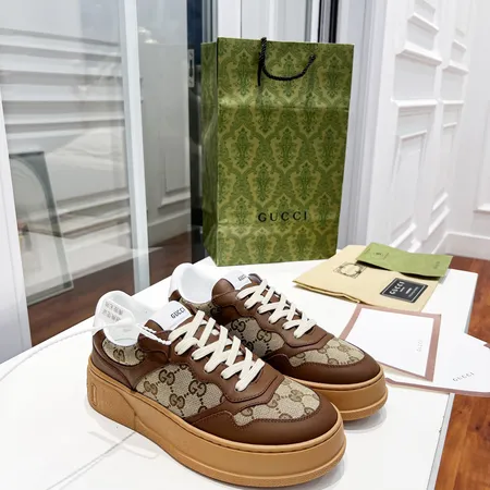 グッチ カジュアルシューズ