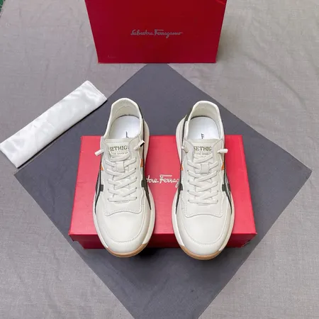 フェラガモ カジュアルシューズ