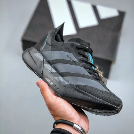 アディダス スニーカー