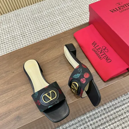 ヴァレンティノ スリッパ