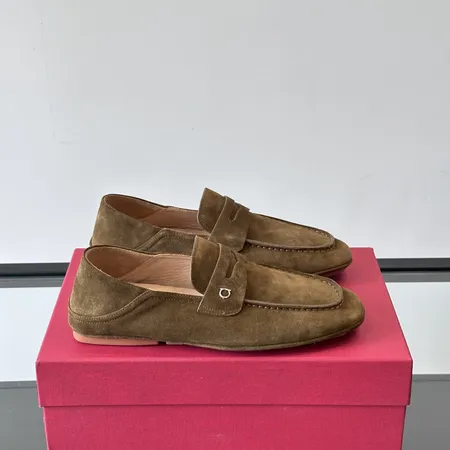 フェラガモ カジュアルシューズ