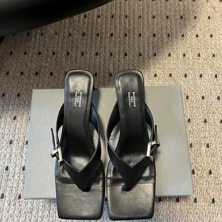 バレンシアガ サンダル