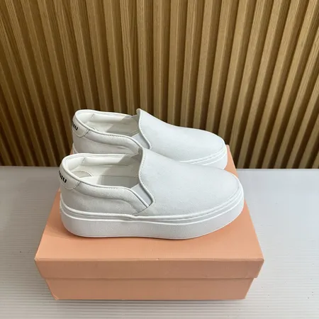 ミュウミュウ カジュアルシューズ