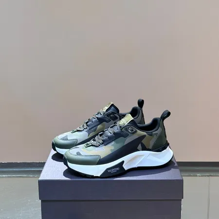 ヴァレンティノ スニーカー