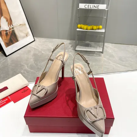 ヴァレンティノ サンダル