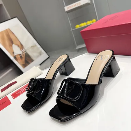 ヴァレンティノ サンダル