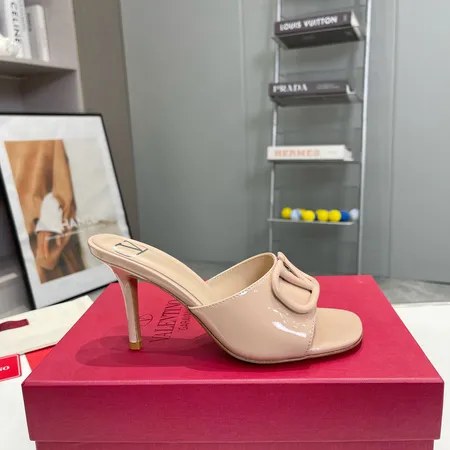 ヴァレンティノ サンダル