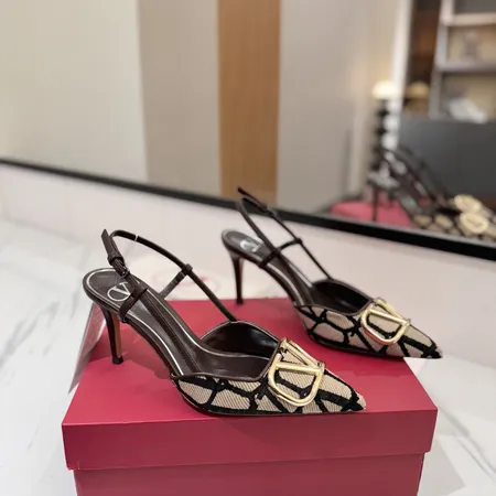 ヴァレンティノ サンダル