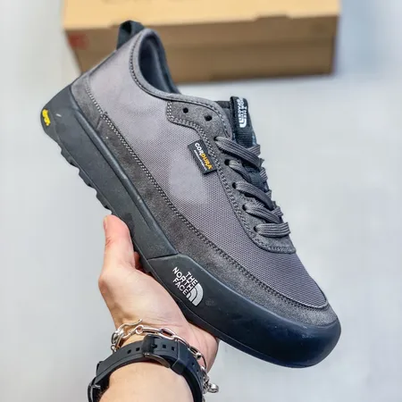 ノースフェイス スニーカー