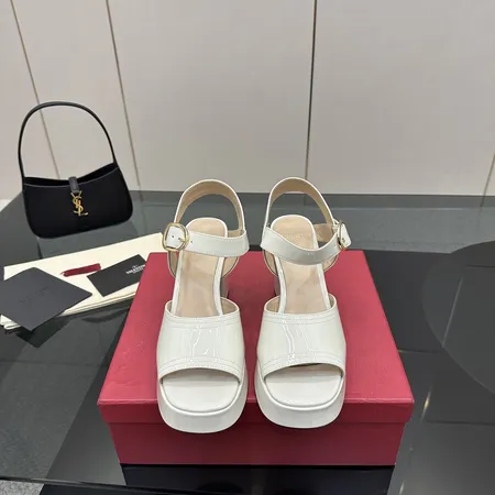 ヴァレンティノ サンダル