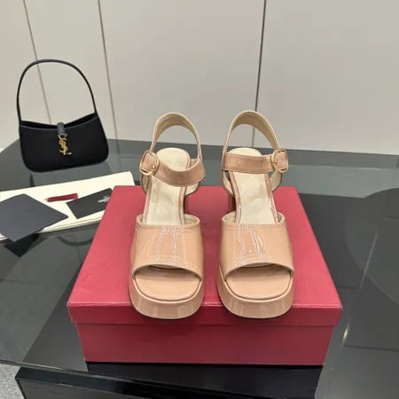 ヴァレンティノ サンダル