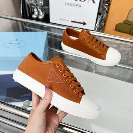 プラダ カジュアルシューズ