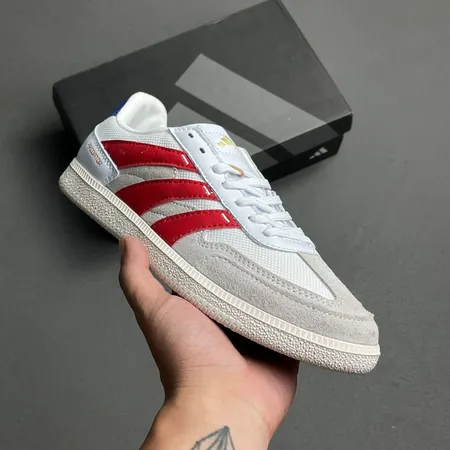 アディダス スニーカー