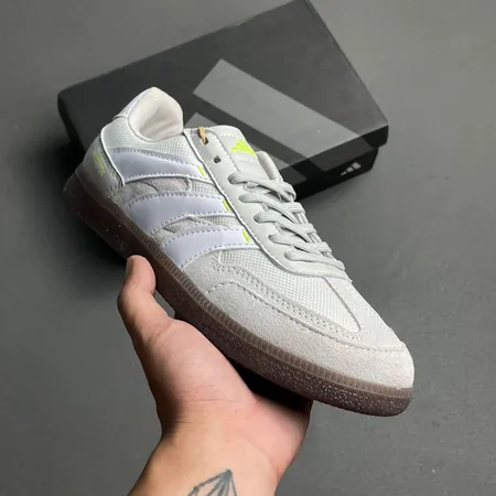 アディダス スニーカー