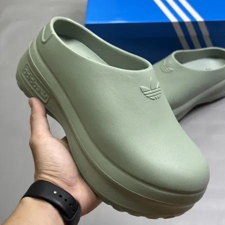 アディダス スリッパ