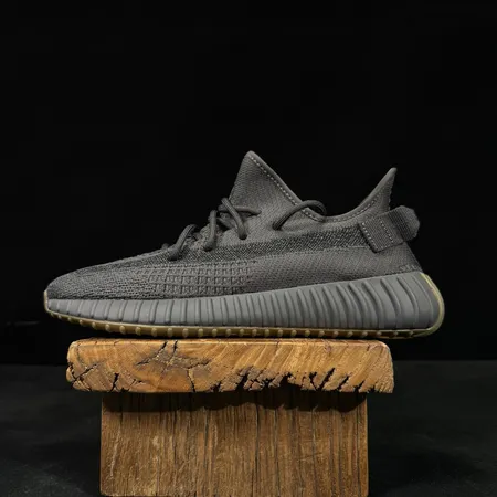 アディダス スニーカー