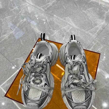 バレンシアガ スニーカー