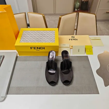 フェンディ サンダル