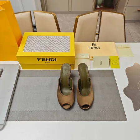 フェンディ サンダル