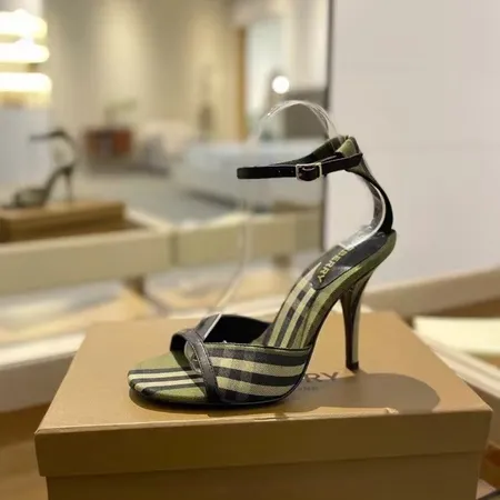 バーバリー ス サンダル