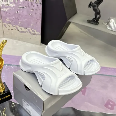 バレンシアガ スリッパ