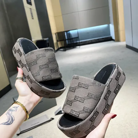 バレンシアガ スリッパ