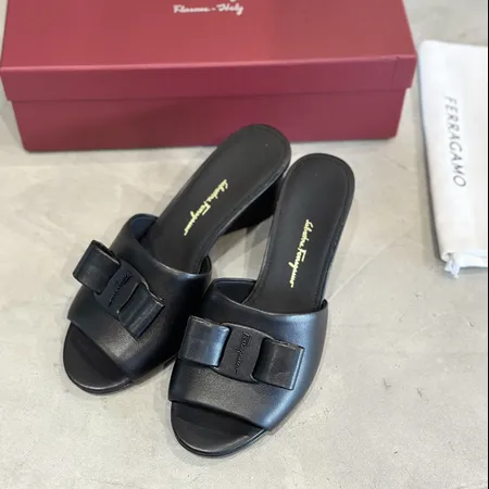 フェラガモ スリッパ