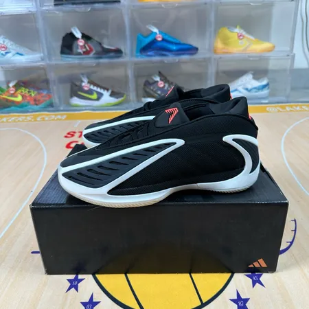 アディダス スニーカー