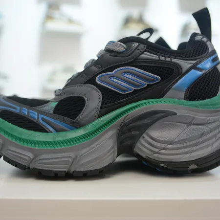 バレンシアガ スニーカー