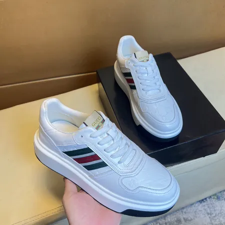 グッチ カジュアルシューズ