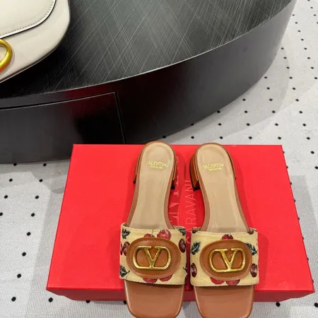 ヴァレンティノ スリッパ