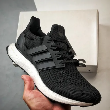 アディダス スニーカー