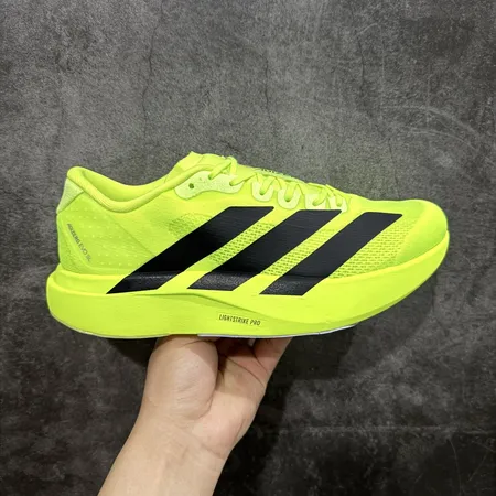 アディダス スニーカー