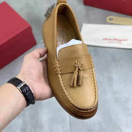 フェラガモ カジュアルシューズ