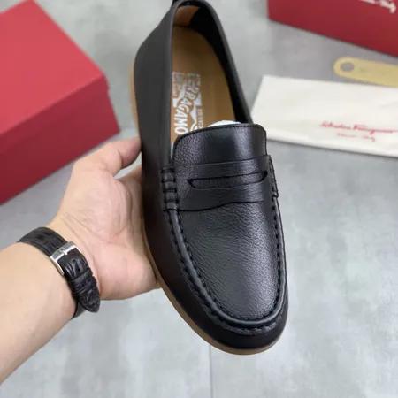 フェラガモ カジュアルシューズ