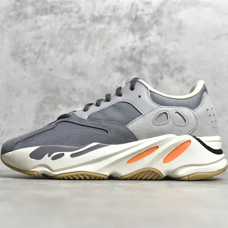 アディダス スニーカー