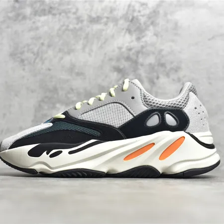 アディダス スニーカー