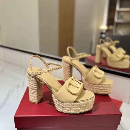 ヴァレンティノ サンダル